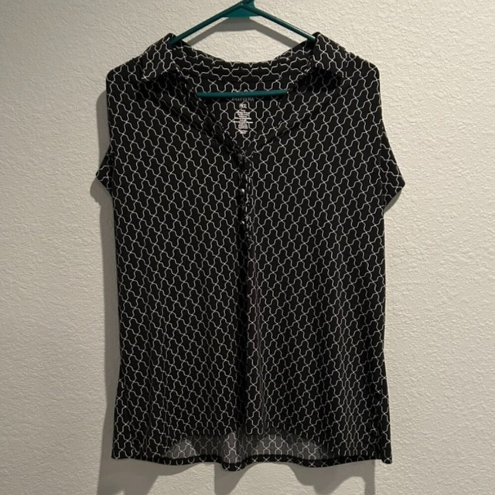 Croft & Barrow Women's Black and White blouse with design PXXL